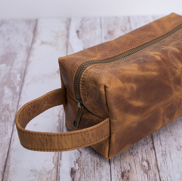 SOLD OUT • L  Premium Leather Dopp Kit Makeup Bag - Picture 4 of 6